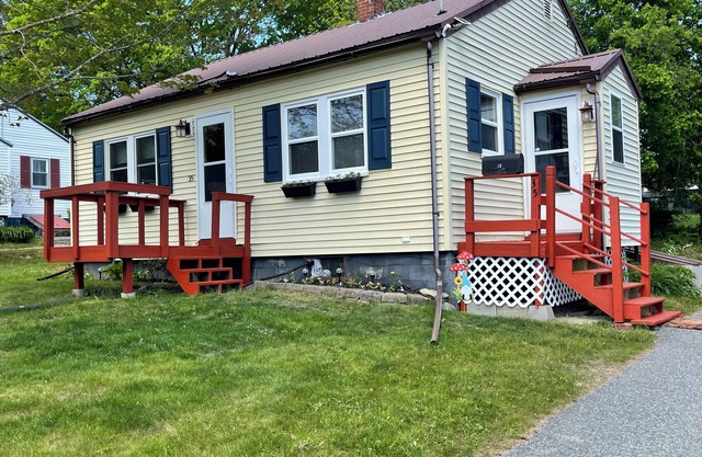 Charming 2-bedroom 1 bath house, pet friendly, in the center of Ellsworth.