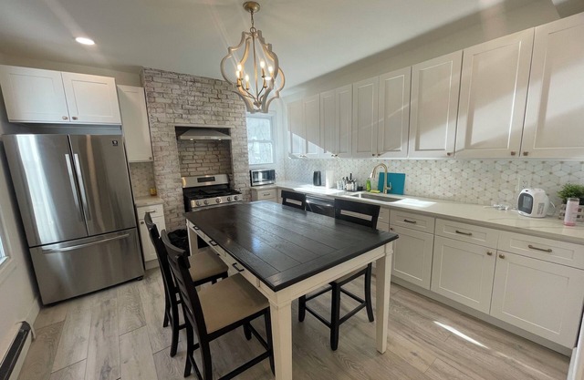 Charming 2-bedroom apartment with LAUNDRY & BACKYARD next to Manhattan!