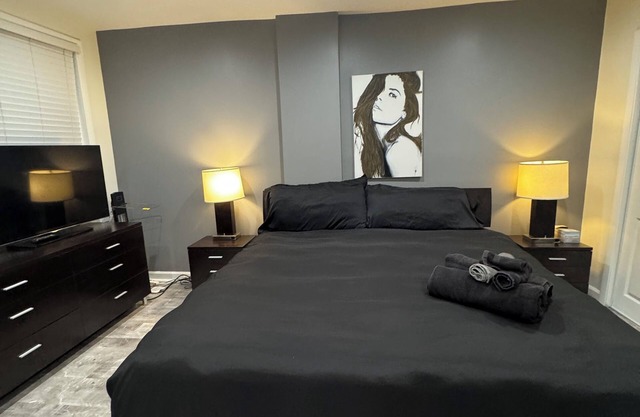 Charming 2-bedroom apartment in fabulous Chicago with AC