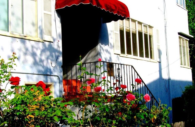 Charming 2-bedroom apartment in Oakland with WiFi. Lake view