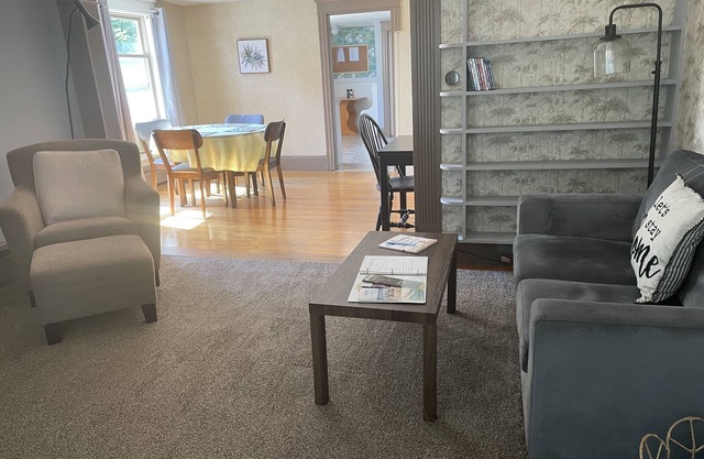 Charming 2 bedroom apt in quiet neighborhood