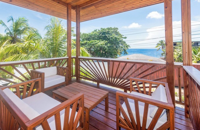 Charming 2-bedroom cabin in the vibrant West End, Roatan with WiFi, AC