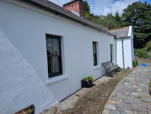 Charming 2 bedroom Cottage near Skibbereen with stove and views