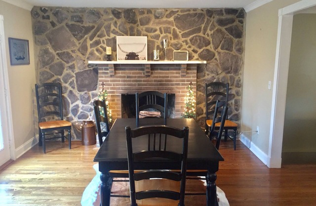 Charming 2-bedroom cottage in Franklin-a home away from home.