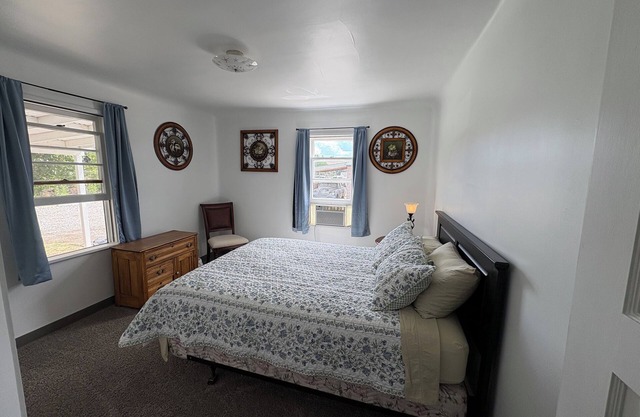 Charming 2-Bedroom Farmhouse in Palisades Wine Country