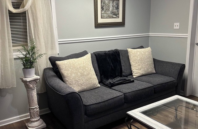 Charming 2-bedroom garden level guest house with WiFi, AC in lovely Macon