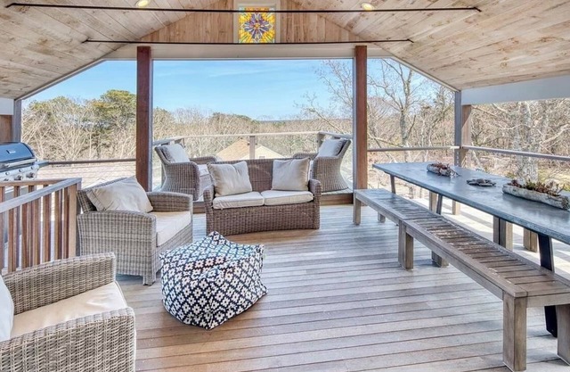 Charming 2-bedroom house on Chappy with pool, Tennis, pickleball, WiFi and AC