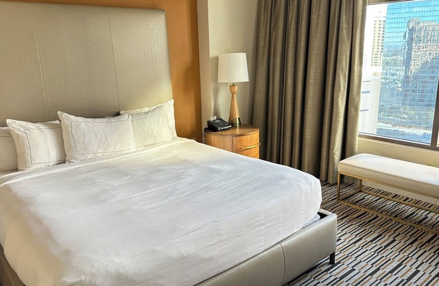 Charming 2-bedroom hotel suites on Strip Next To Festival Ground