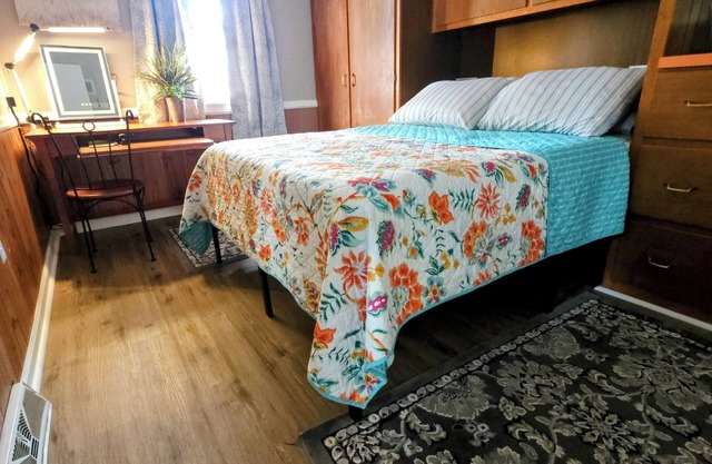 Charming 2-bedroom house, AV charger, airhocky and pet friendly