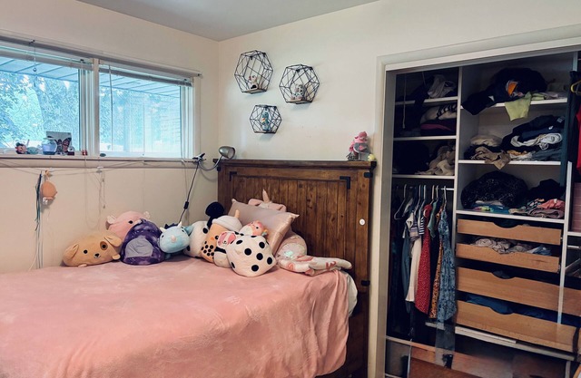 Charming 2-bedroom house in Shoreham with finished basement and lovely backyard