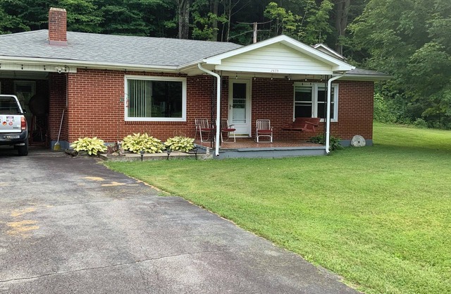 Charming 2-bedroom house 9 miles to Boone near Elk Knob State Park with WiFi.