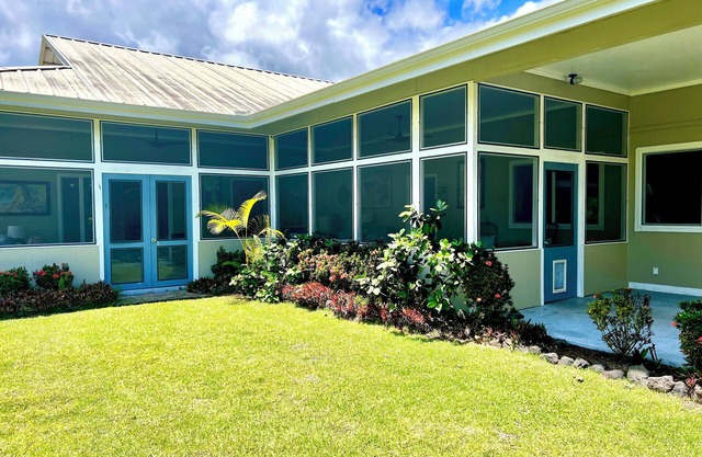Charming 2-bedroom house in peaceful Keaau with WiFi, AC