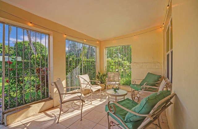 Charming 2-bedroom house in brilliant Miami with WiFi, AC that fits 8 people