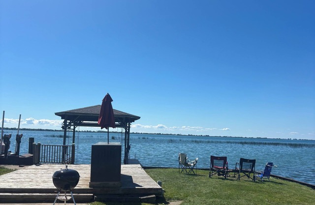 Charming 2-bedroom lakefront cottage in Ira, along Anchor Bay with AC
