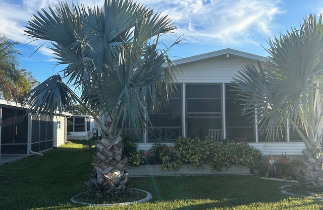Charming 2-bedroom mobile home in fabulous Riverwalk Community 55+ with AC, WiFi