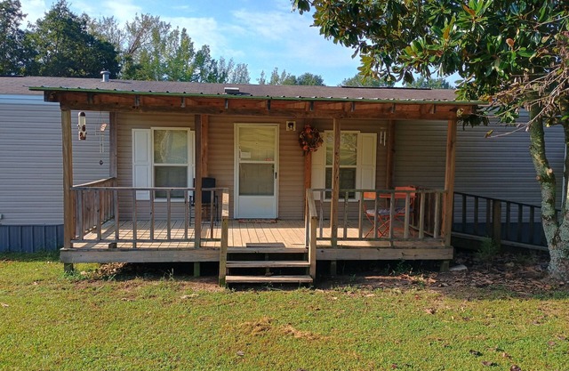 Charming 2-bedroom mobile home in tranquil Langley, AR, with AC