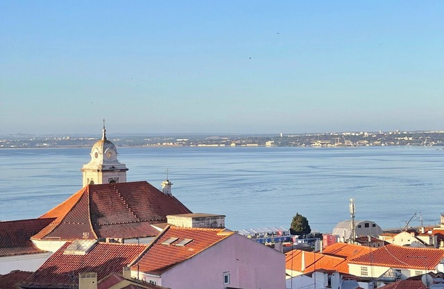 Charming 2-bedroom Riverview Apartment with Elevator, AC, WiFi in Alfama- Lisboa