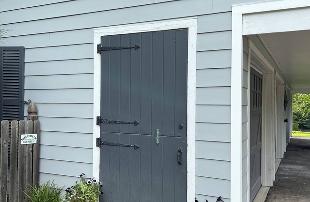 Charming 2-bedroom second floor of a barn in wonderful Princeton with WiFi, AC,