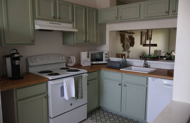 Charming 2-bedroom townhome with water view and resort style pool
