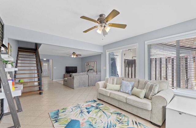 Charming 2-bedroom townhome in Pensacola with WiFi, AC