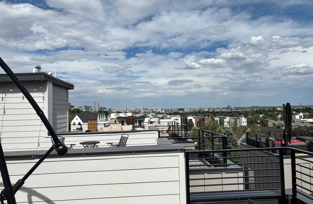 Charming 2-bedroom townhome with superb rooftop patio views, AC, and internet