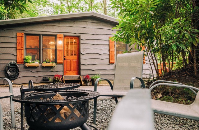 Charming 2-bedroom Boho Chalet with AC and WiFi in Blowing Rock