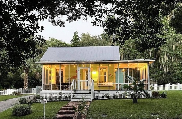 Charming 2-bedroom cottage with AC, WiFi in tranquil Brooksville
