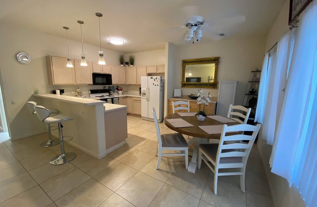 Charming 2-bedroom townhome in Green Valley w/WiFi, Grill, Patio, Near trails