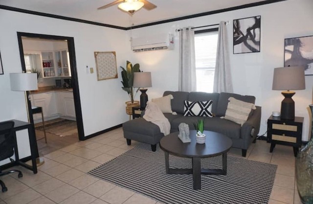 Charming 2-bedroom house with fenced in back yard in delightful Kansas City