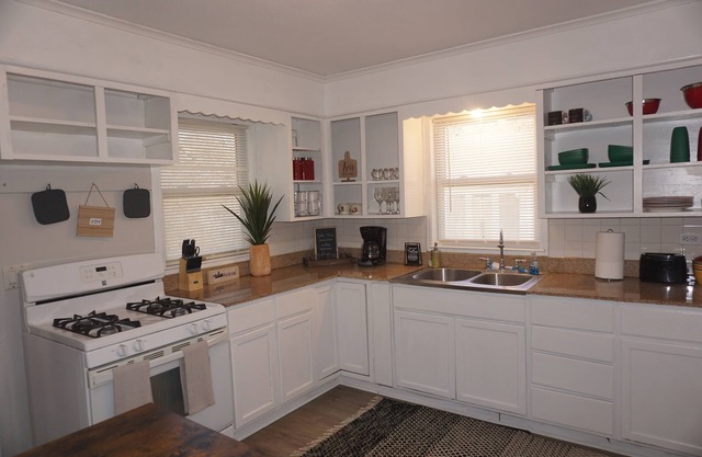 Charming 2-bedroom house in Kansas City with AC, WiFi, Fenced in Yard