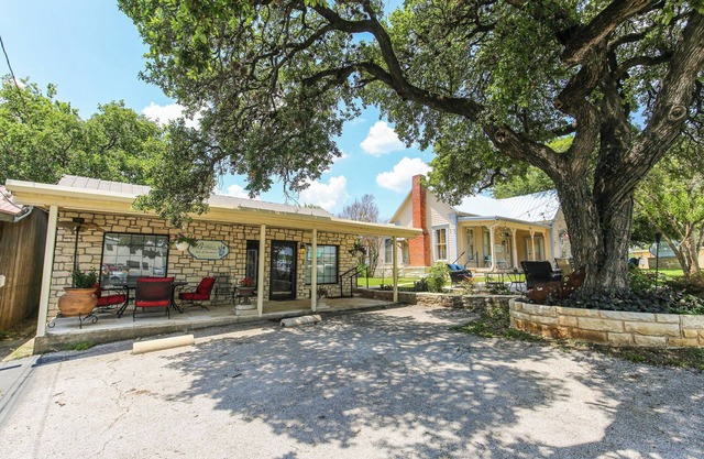 Charming 2-bedroom cottage with AC, WiFi in Marble Falls