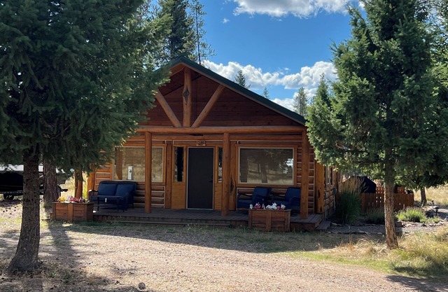 Charming 2-bedroom cabin with bonus loft, pet-friendly in Seeley Lake