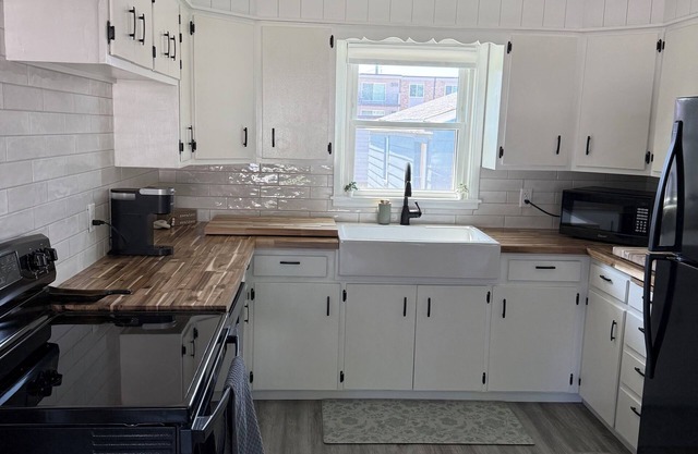 Charming 2-bedroom one level house, close to Sherman Park, zoo and downtown!