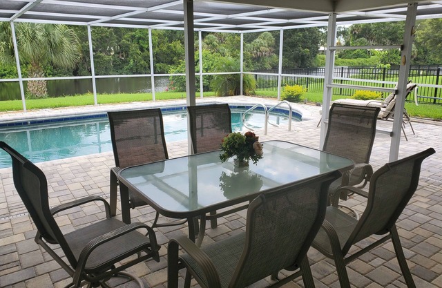 Charming 2-beds house on the lake. Pool and large patio. Close to the beaches.