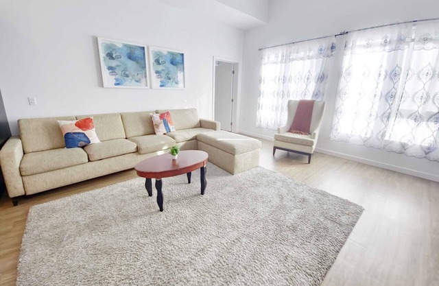 Charming 2-BR Penthouse in marvelous Los Angeles with WiFi, AC, fitness room