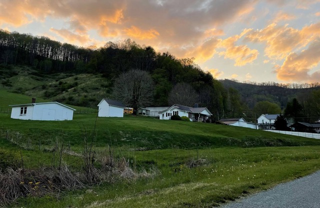 Charming 22 Acre 1930's Farmhouse 10 min. from Boone, SKI App in 20 min.!