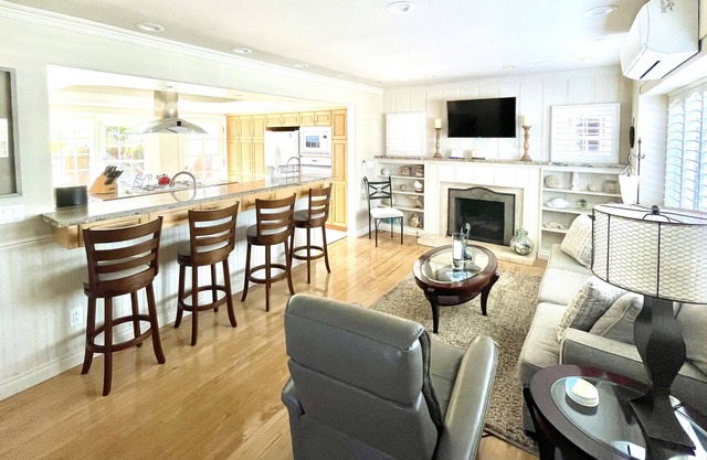 Charming 2bd,2ba beach cottage steps from the sand