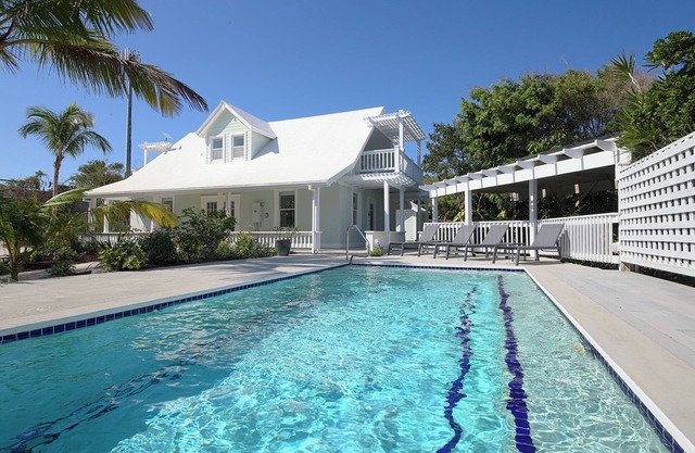 Charming 2BR Island Cottage w/Pool & Generator, great Wifi & Central Location!