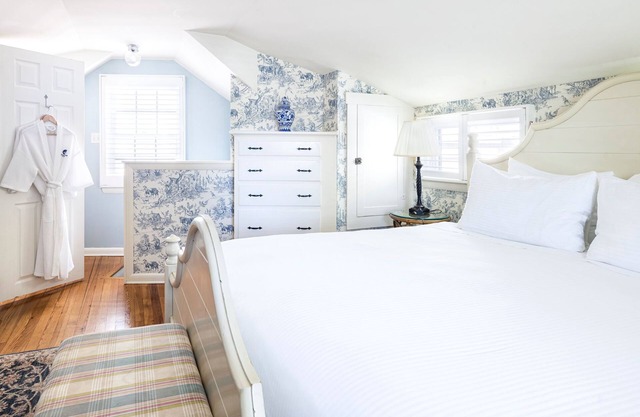 Charming 2BR Cottage | Porch & Full Kitchen
