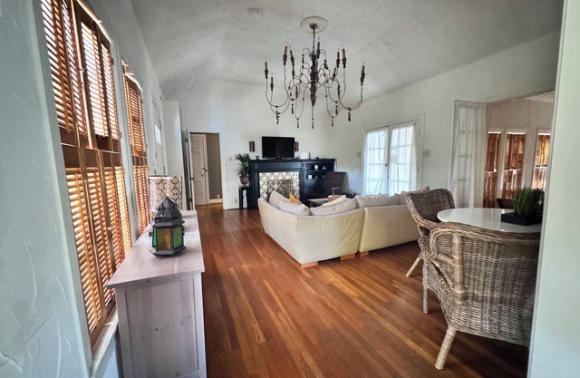 Charming 3-2 bedroom bungalow, WiFi, central AC, central Austin. Walkable! nnn