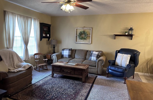 Charming 3 bd home in quiet neighborhood