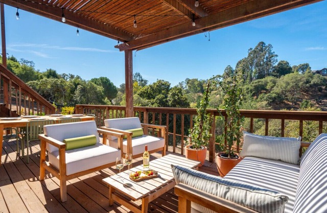 Charming 3 BD Retreat - Spa, EV Charger, Views