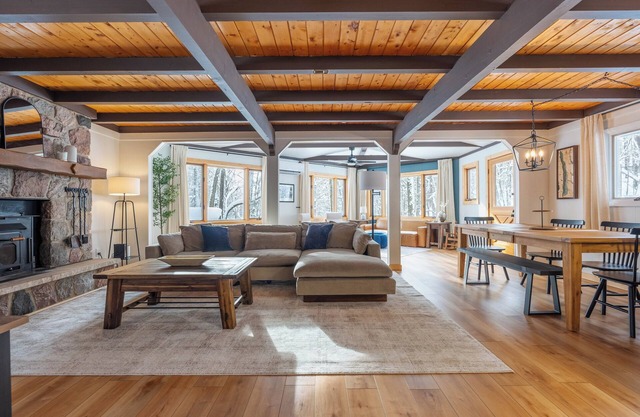 Charming 3 bed/2.5 bath Northern MI Retreat at Schuss Mountain
