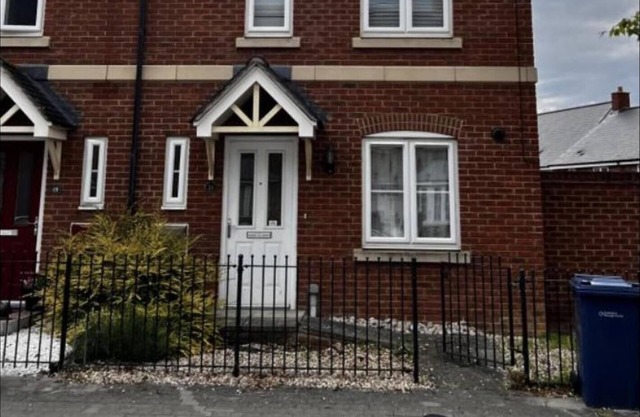 Charming 3-bed House in Gloucester