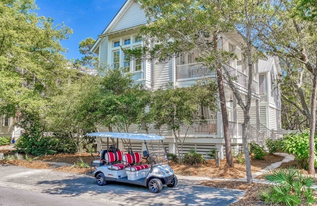 Charming 3 Bedroom Park District Home with 6 Passenger Electric Cart and Private Pool