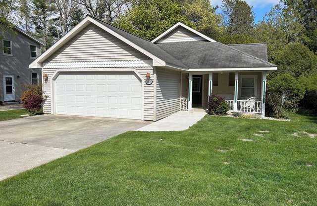 Charming 3-bedroom - 2 bath house in the beachfront community of Pentwater!nnn