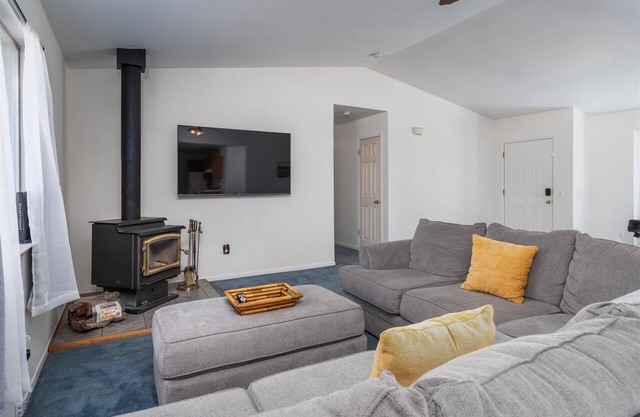 Charming 3-bedroom cabin near Yosemite w/WiFi and Pool Table