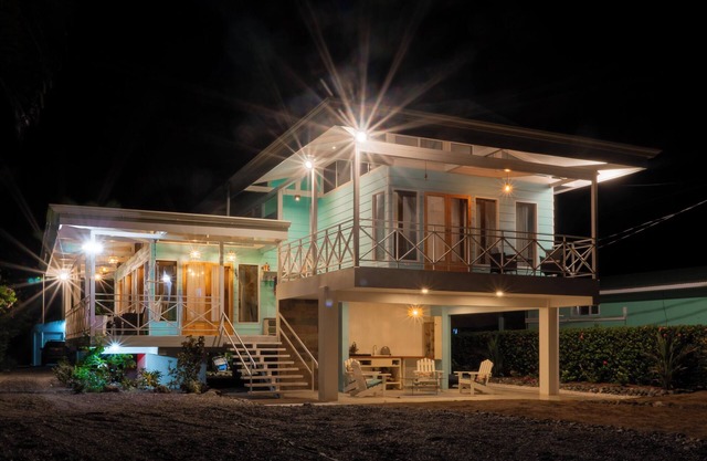 Charming 3-bedroom cottage in Parrita with WiFi, AC