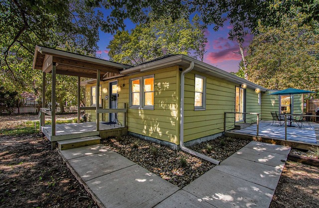 Charming 3-bedroom cottage nearby Lake Michigan beaches & restaurants