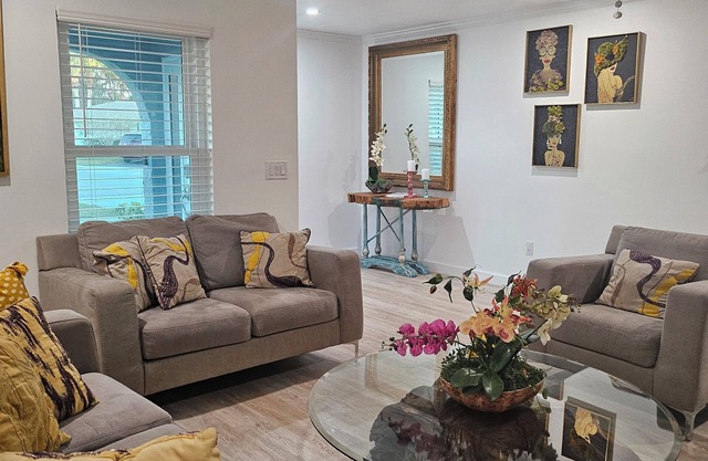 Charming 3-bedroom cottage in delightful Naples with WiFi, AC
